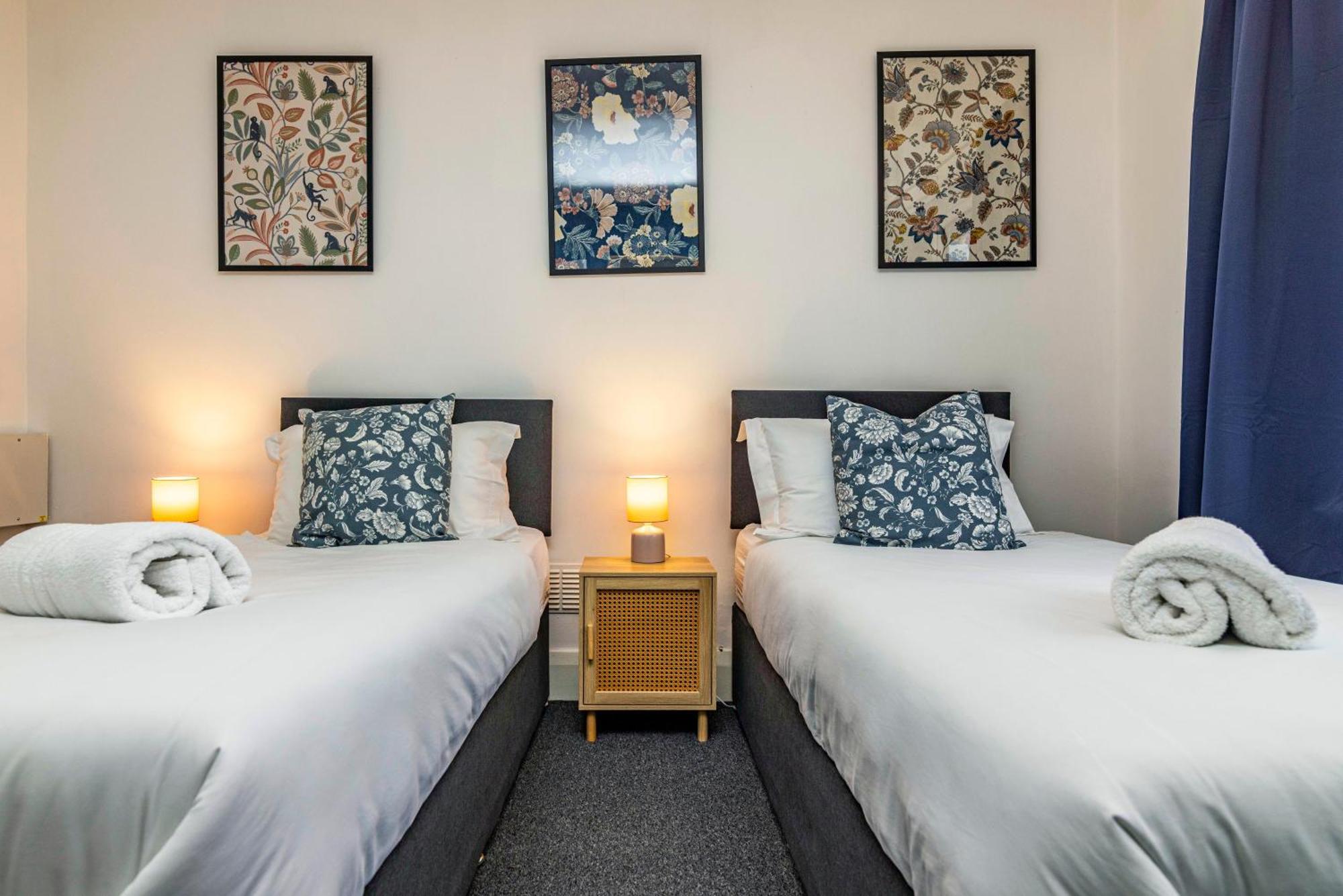Holiday home View-off-street Parking-sleeps 8-fast Wifi