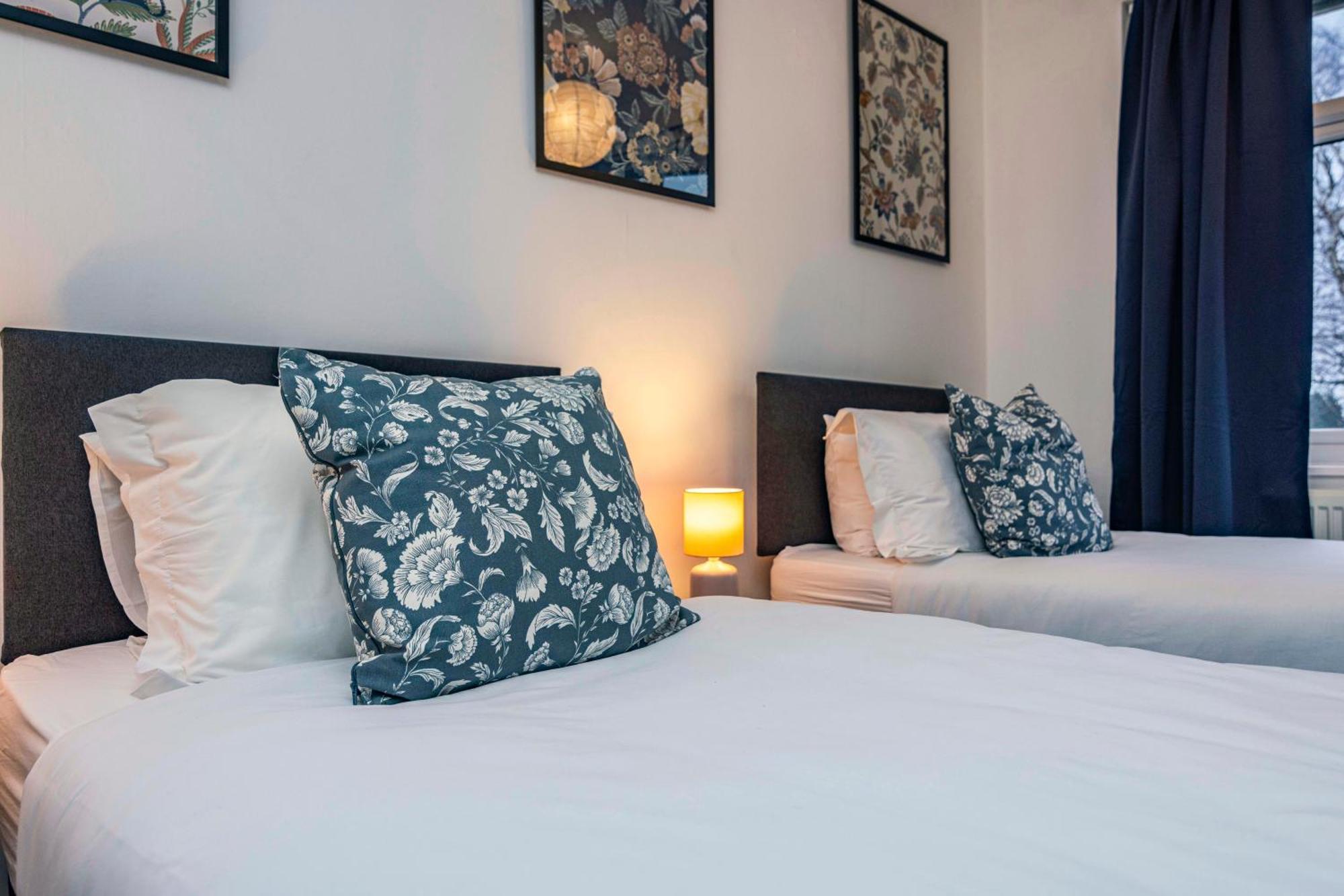 View-off-street Parking-sleeps 8-fast Wifi Holiday home *